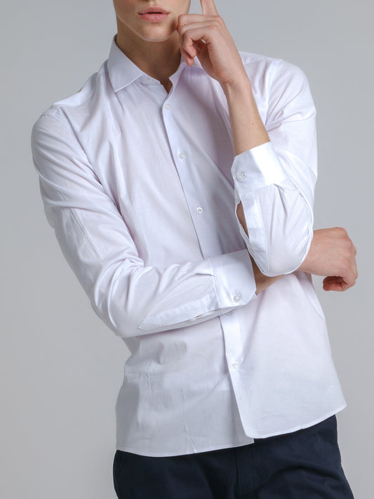 To ντύσιμο με πουκάμισο συνιστά μια διαχρονική επιλογή που ενισχύει την κομψότητα στην εμφάνιση, ανεξάρτητα από το προσωπικό στιλ του κάθε άνδρα.